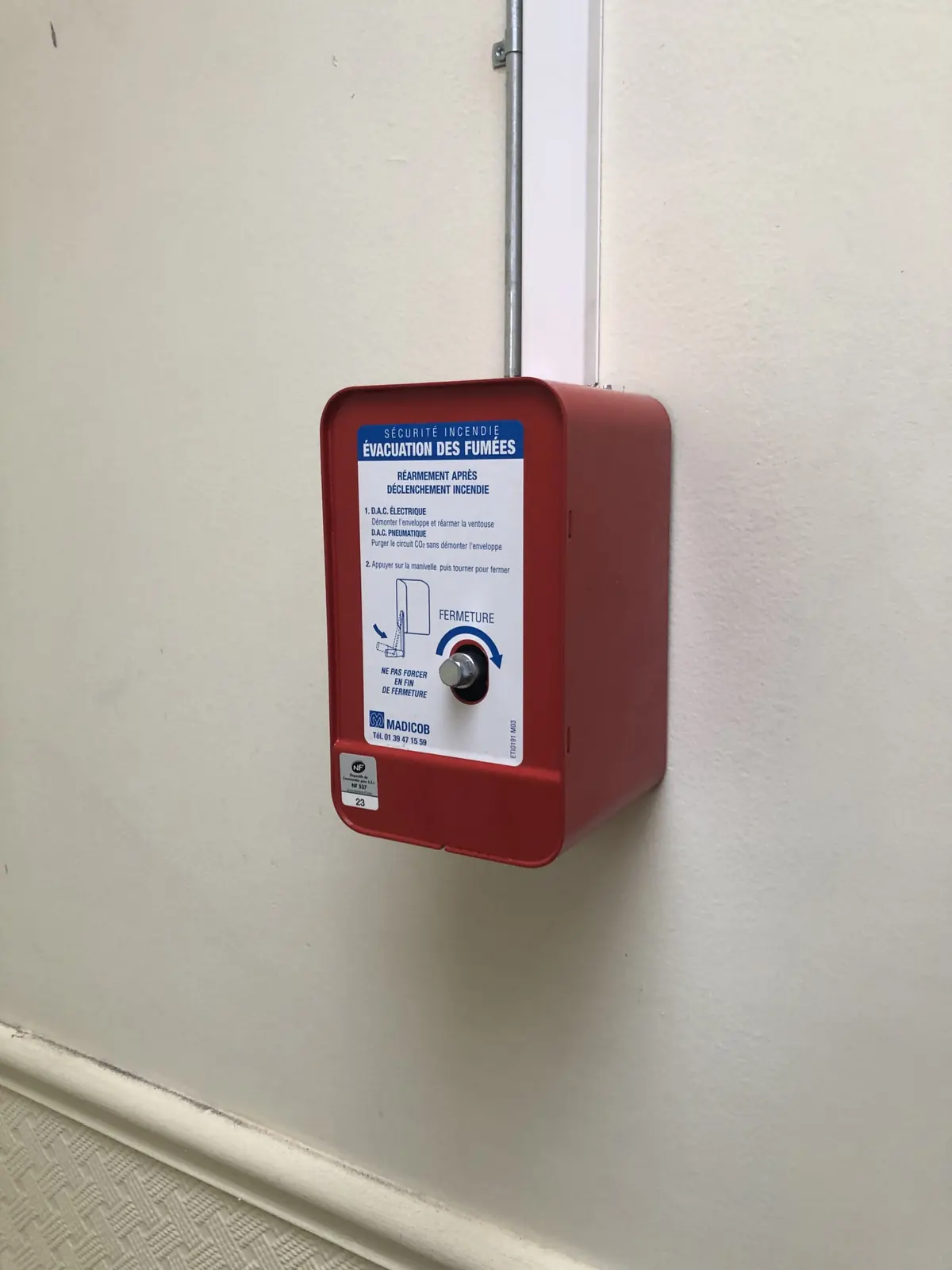 Coffret de commande de désenfumage fixé au mur