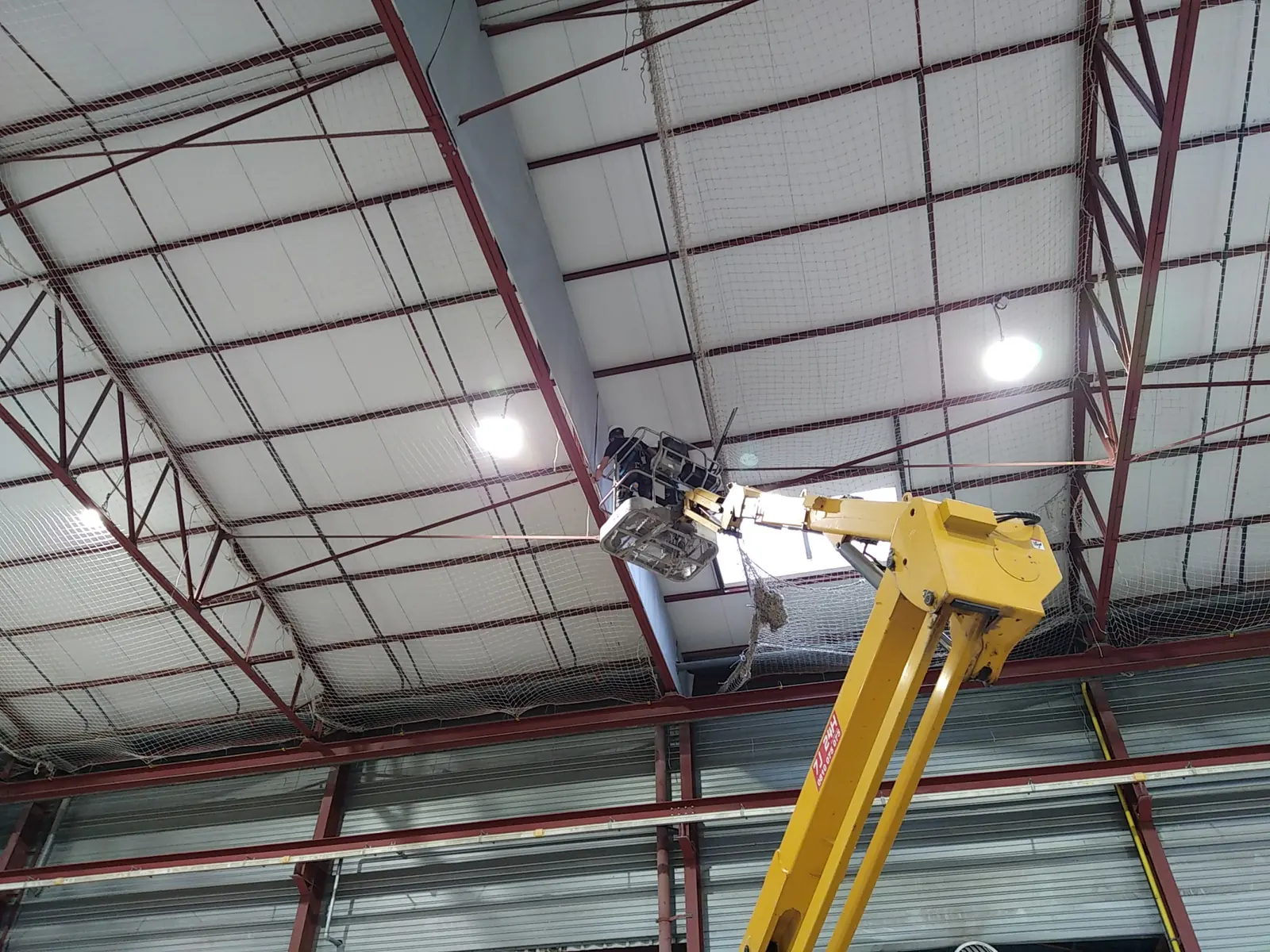 Fixation d'un écran de cantonnement sur une panne de charpente