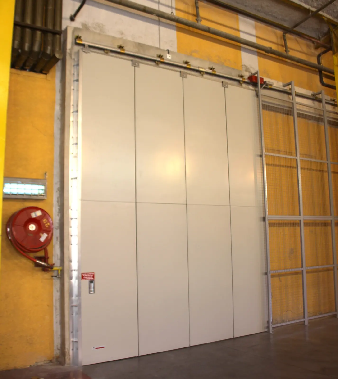 Porte coulissante coupe-feu fermée dans un atelier industriel