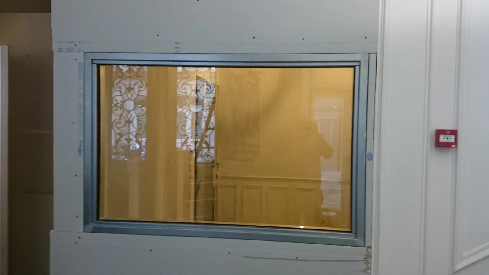 Vitrage pare-balles intégré dans la cloison d'un poste de sécurité